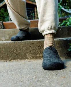 Keen Men's Howser III Slide | Charcoal Grey Felt/Black -Fresh Shoes Shop 1025550 desktop lifestyle 02