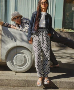 Keen Women's Waimea Leather Flip-Flop | Black/Black -Fresh Shoes Shop 1029131 Right 94f7ed99 5ebd 436c af87 747c5b998863