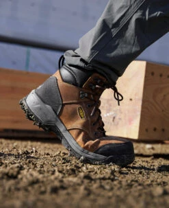 Keen Men's Evanston 6" Waterproof Boot (Carbon Toe) | Bison/Black -Fresh Shoes Shop 1029149 lifestyle 02