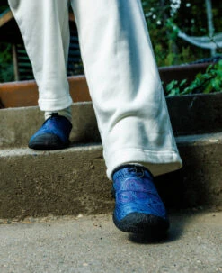 Keen Women's Howser III Slide | Black/Blue Atoll -Fresh Shoes Shop 1029440 desktop lifestyle 02