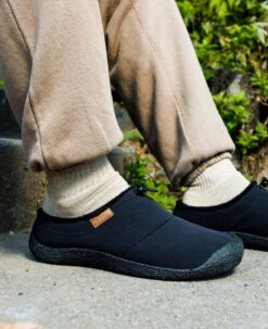 Keen Men's Howser III Slide | Black/Black Recycled -Fresh Shoes Shop 1029441 desktop lifestyle 03 2d10966c 9acc 4429 b459 5267f7126897