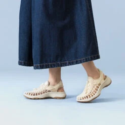 Keen Women's UNEEK Astoria | Birch/Silver Birch -Fresh Shoes Shop 884x884 1 24 update w uneek astoria pdp 1