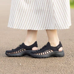 Keen Women's UNEEK Astoria | Black/Black 15 Keen Women's UNEEK Astoria | Black/Black -Fresh Shoes Shop 884x884 pdp mkp w uneek astoria 1