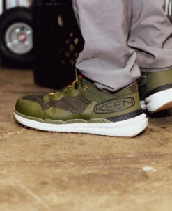 Keen Men's Synchro Waterproof Work Boot (Carbon Toe) | Magnet/Black -Fresh Shoes Shop KPD 3698 PDP Synchro 1030303 3 Image Right b58e7c68 6ed8 4bca 877b 950e3d21d1e6